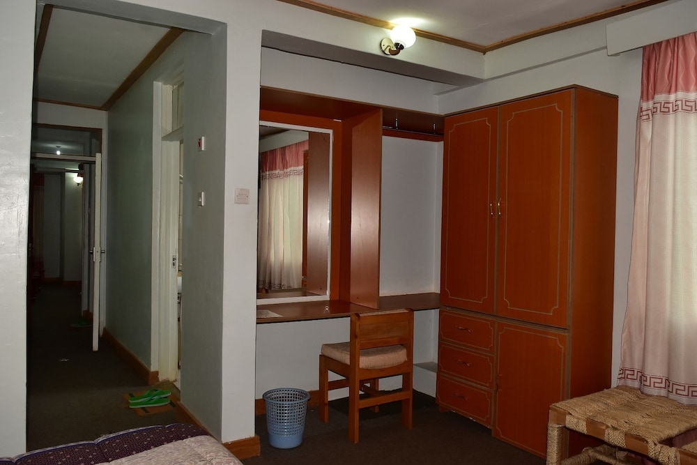 Westwood Hotel 24/43