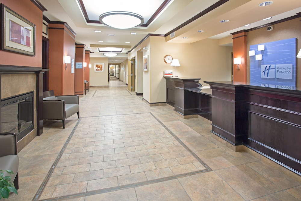 Holiday Inn Express and Suites Minot 14/50