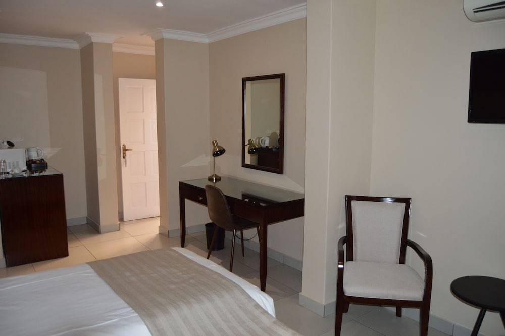 Airport Gardens Boutique Hotel 24/68