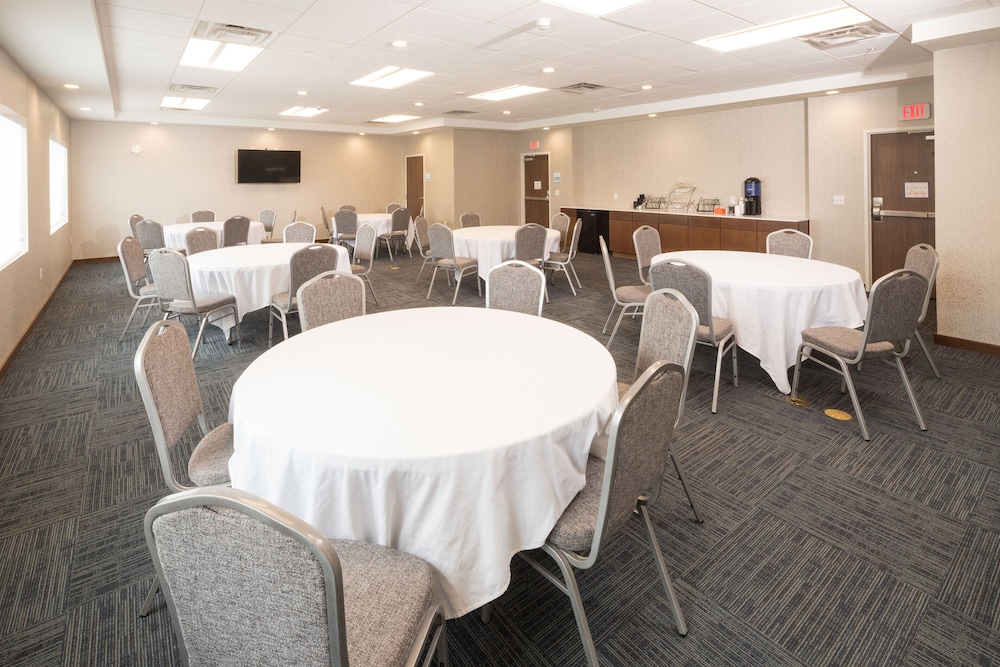 Holiday Inn Express & Suites Kalamazoo West 37/46