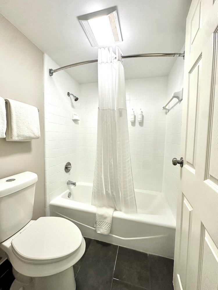 Days Inn & Suites by Wyndham Bossier City 41/50
