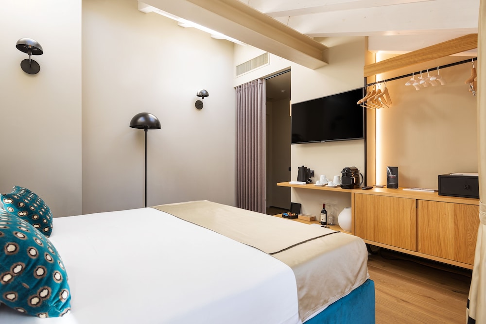 DELUXE, DOUBLE BED, HIGH FLOOR