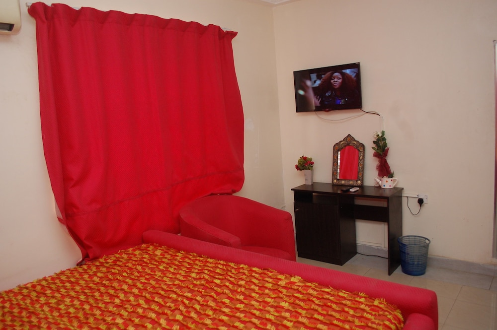 Dcove Hotel & Suites 14/16