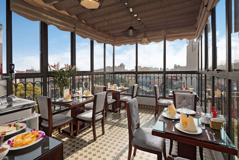 Golden Moon Suite Hotel 44/62