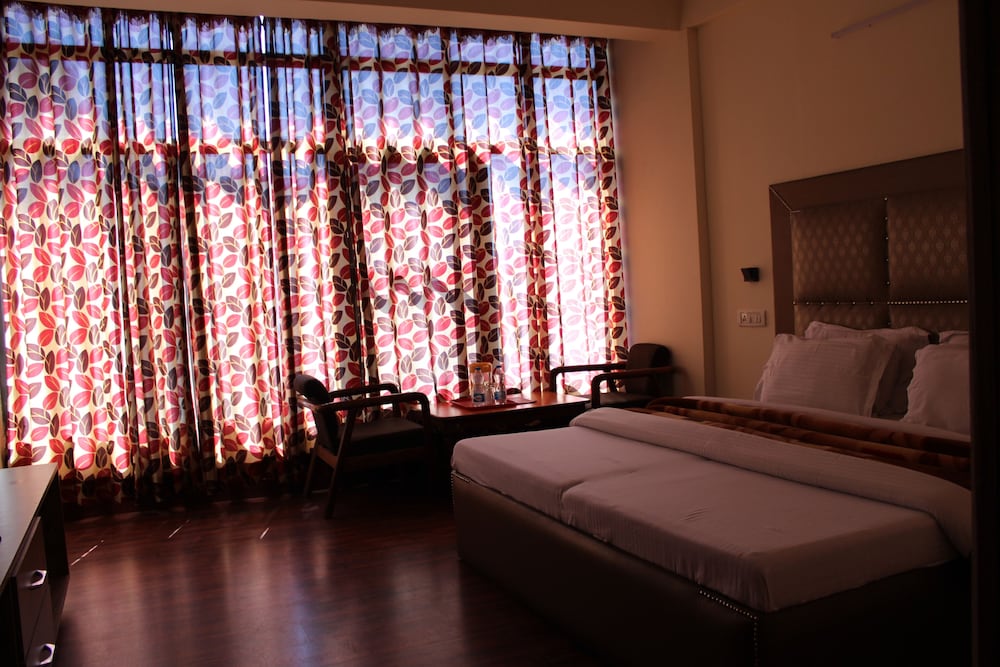 HOTEL PRESIDENT 19/49