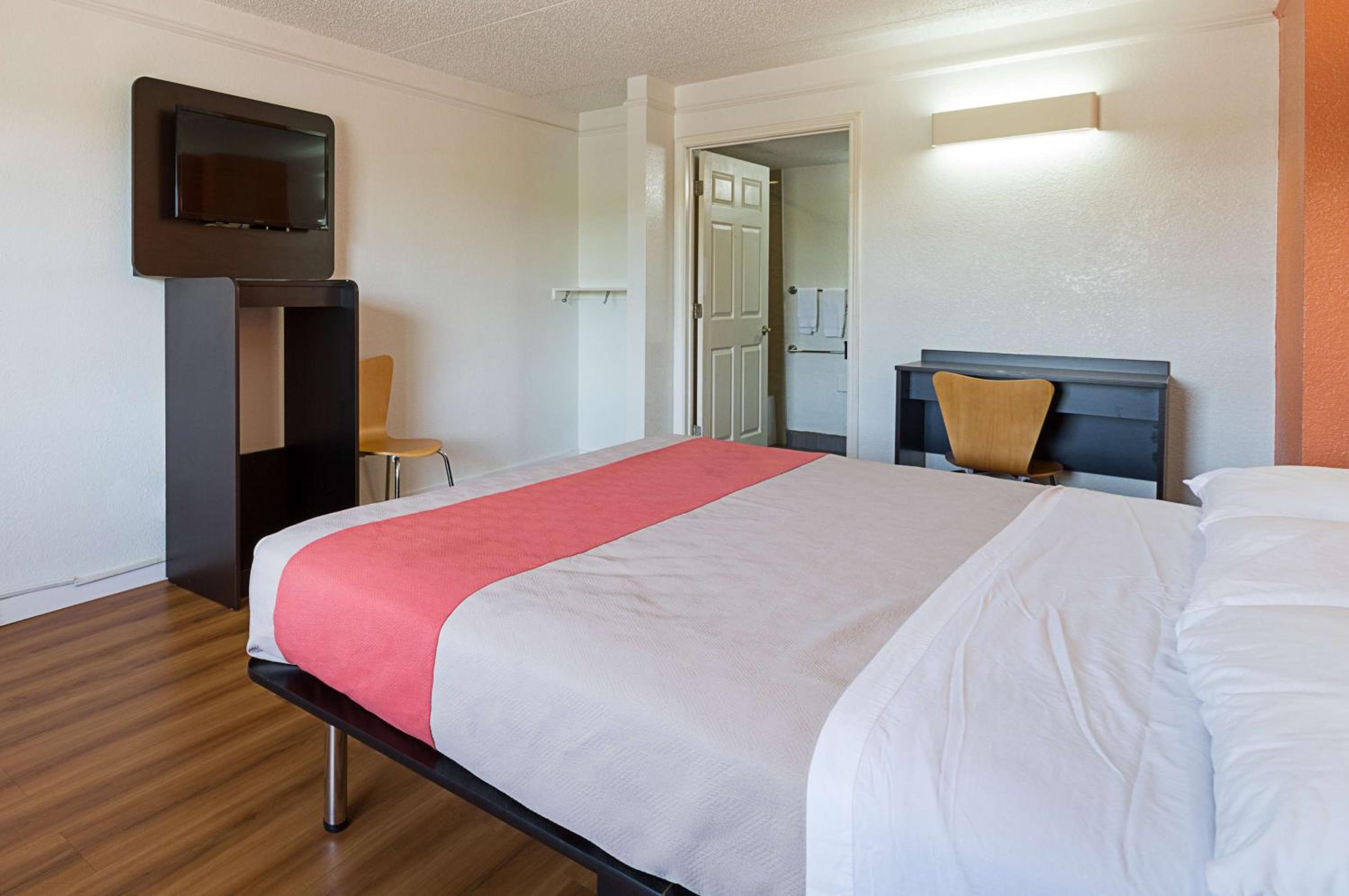 ROOM, KING BED, SMOKING