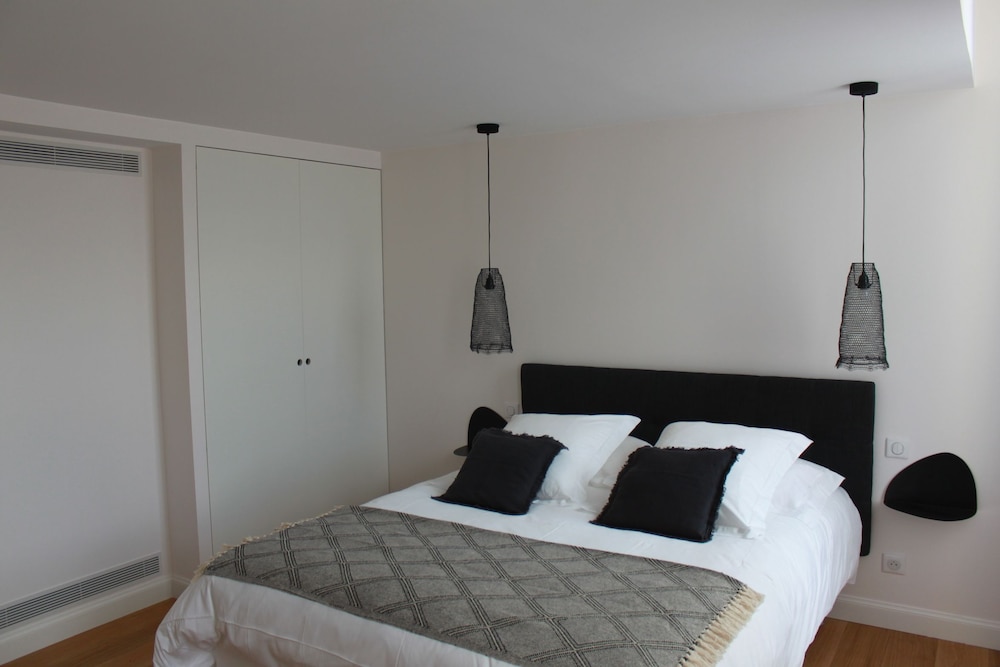 PALAIS, QUEEN BED