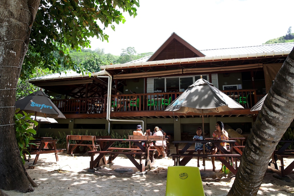 SURFERS SELF CATERING CHALETS photo3