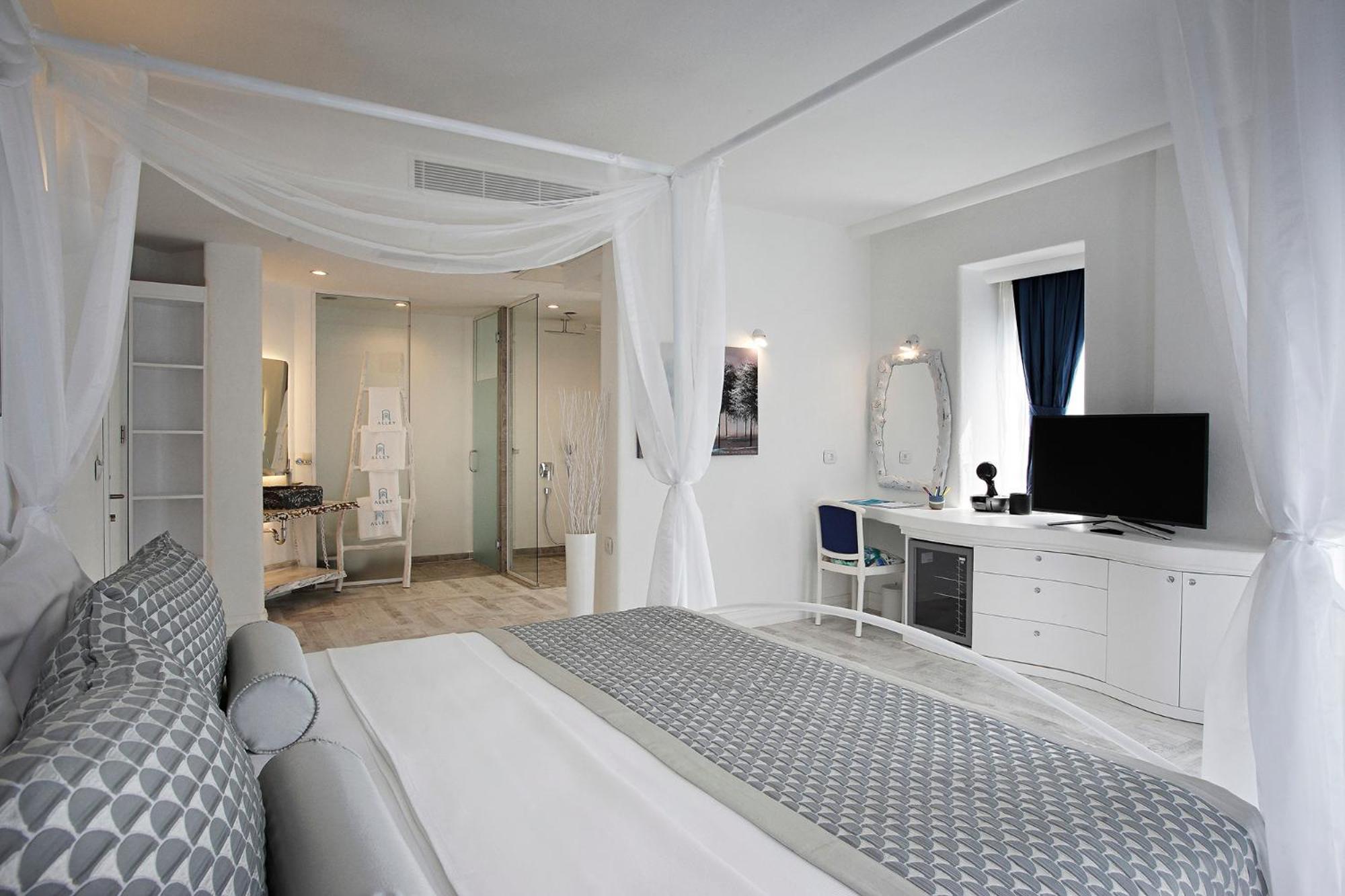 Deluxe, Double Bed, Lateral Side Sea View