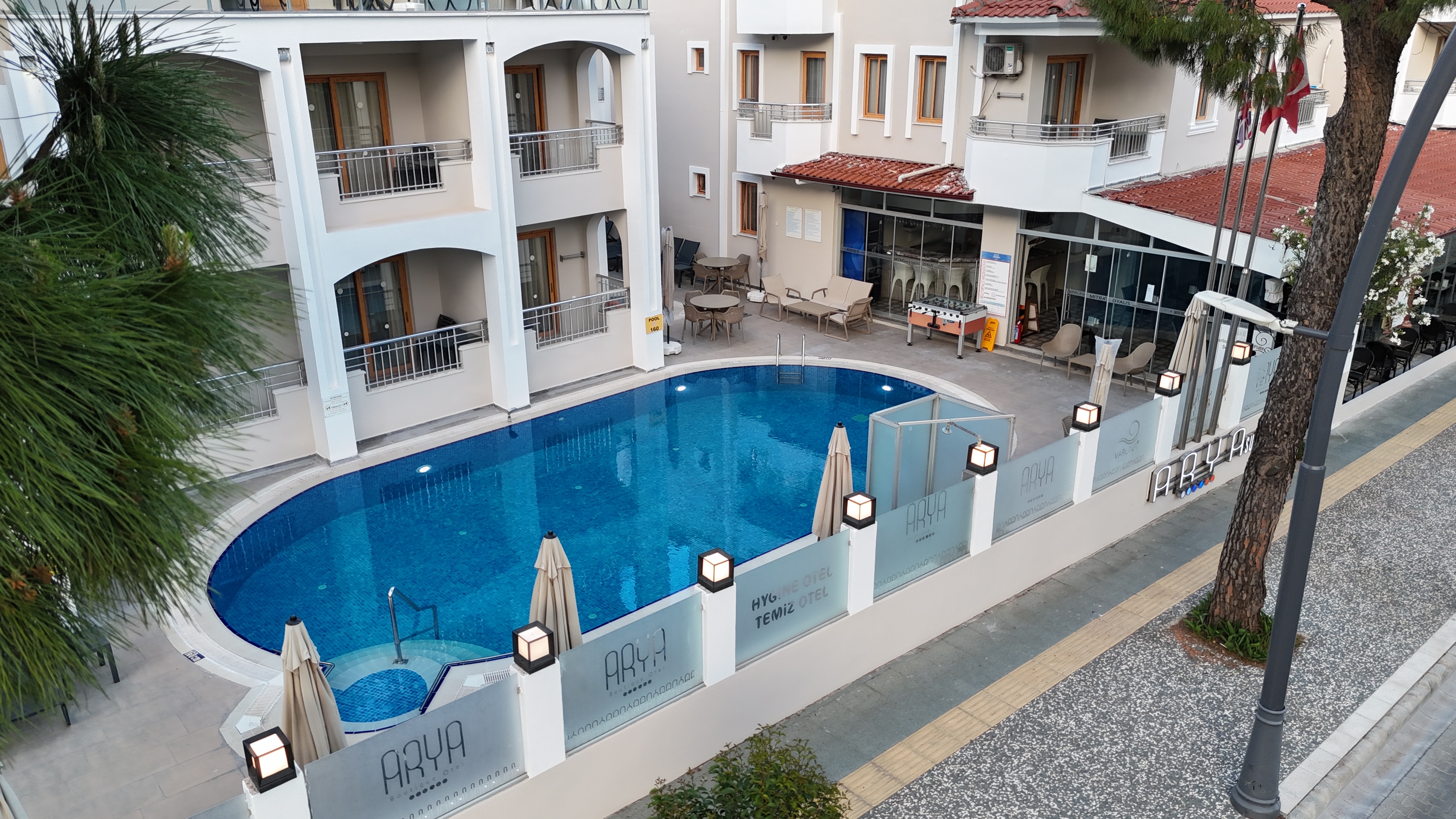 Arya Hotel 18/68