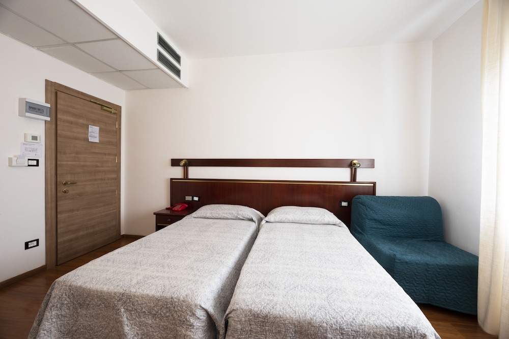 ROOM, TWIN BEDS