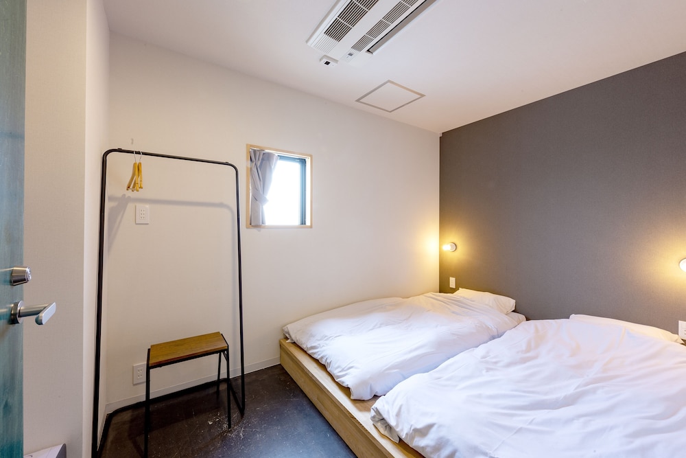 STANDARD, TWIN BEDS, SHARED BATHROOM