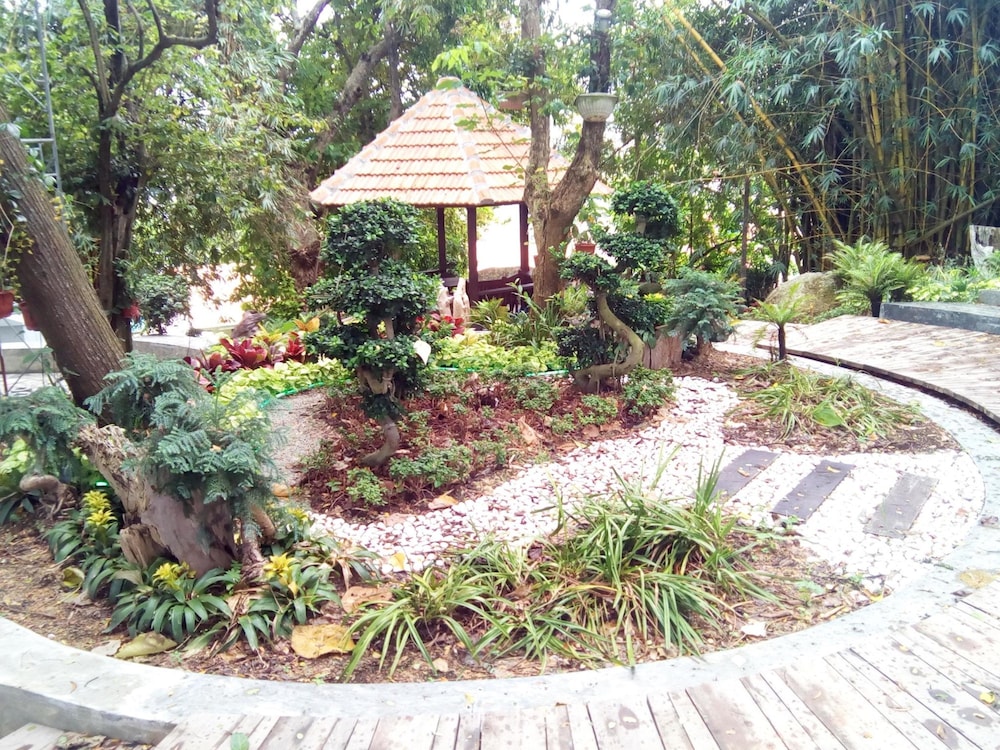 8 BOUTIQUE BY THE SEA HOTEL 38/50