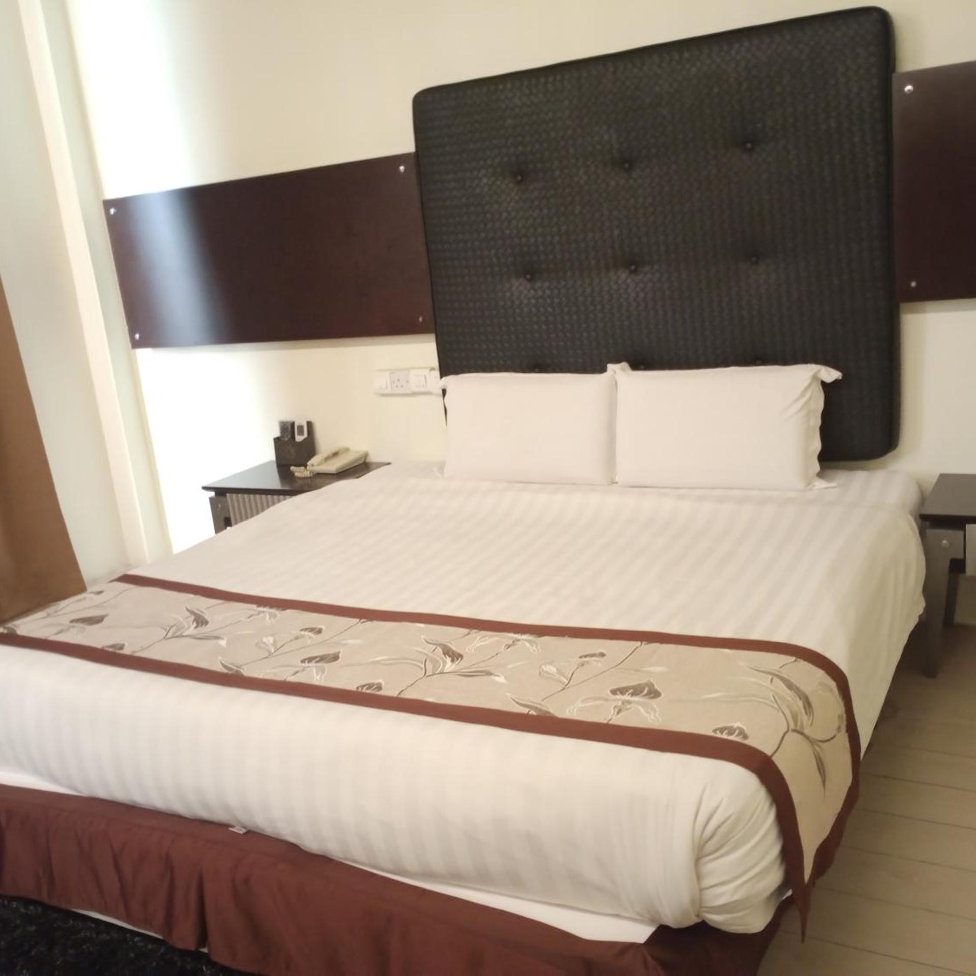 Court, King Bed