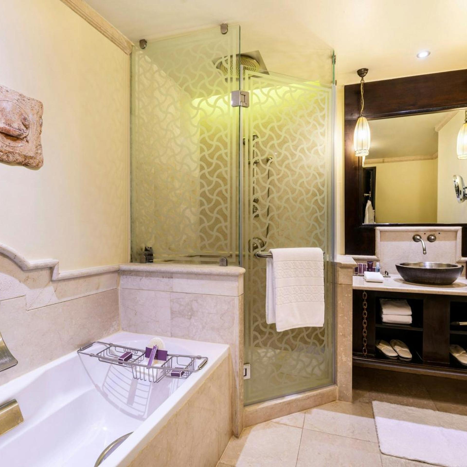 Guest Room, Deluxe, Twin Beds, Resort View، Sharq Village & Spa, a Ritz-Carlton Hotel 2/4