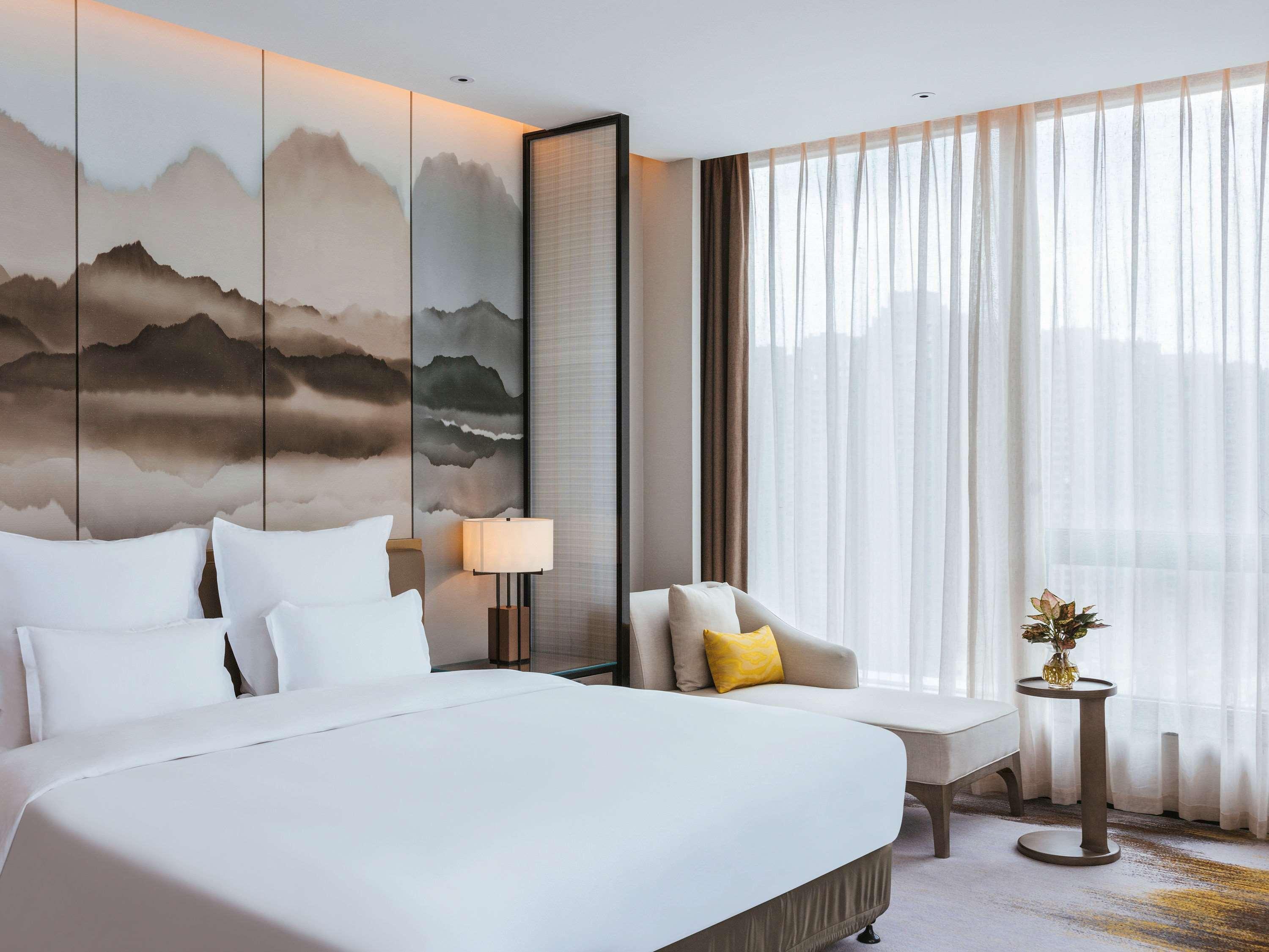 DELUXE, SUITE, KING BED, LOUNGE ACCESS, HIGH FLOOR
