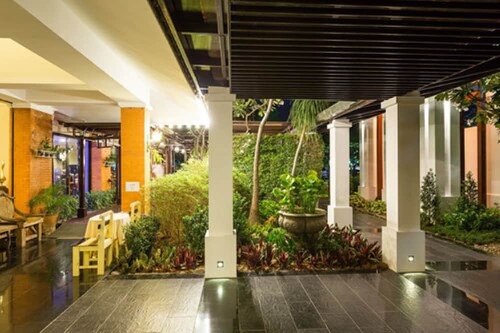 Asia Hotels Group (Poonpetch Hotel) 3/63