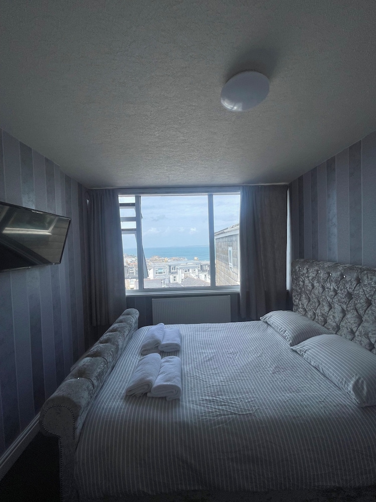 OYO Shore Surf Lodge 11/50