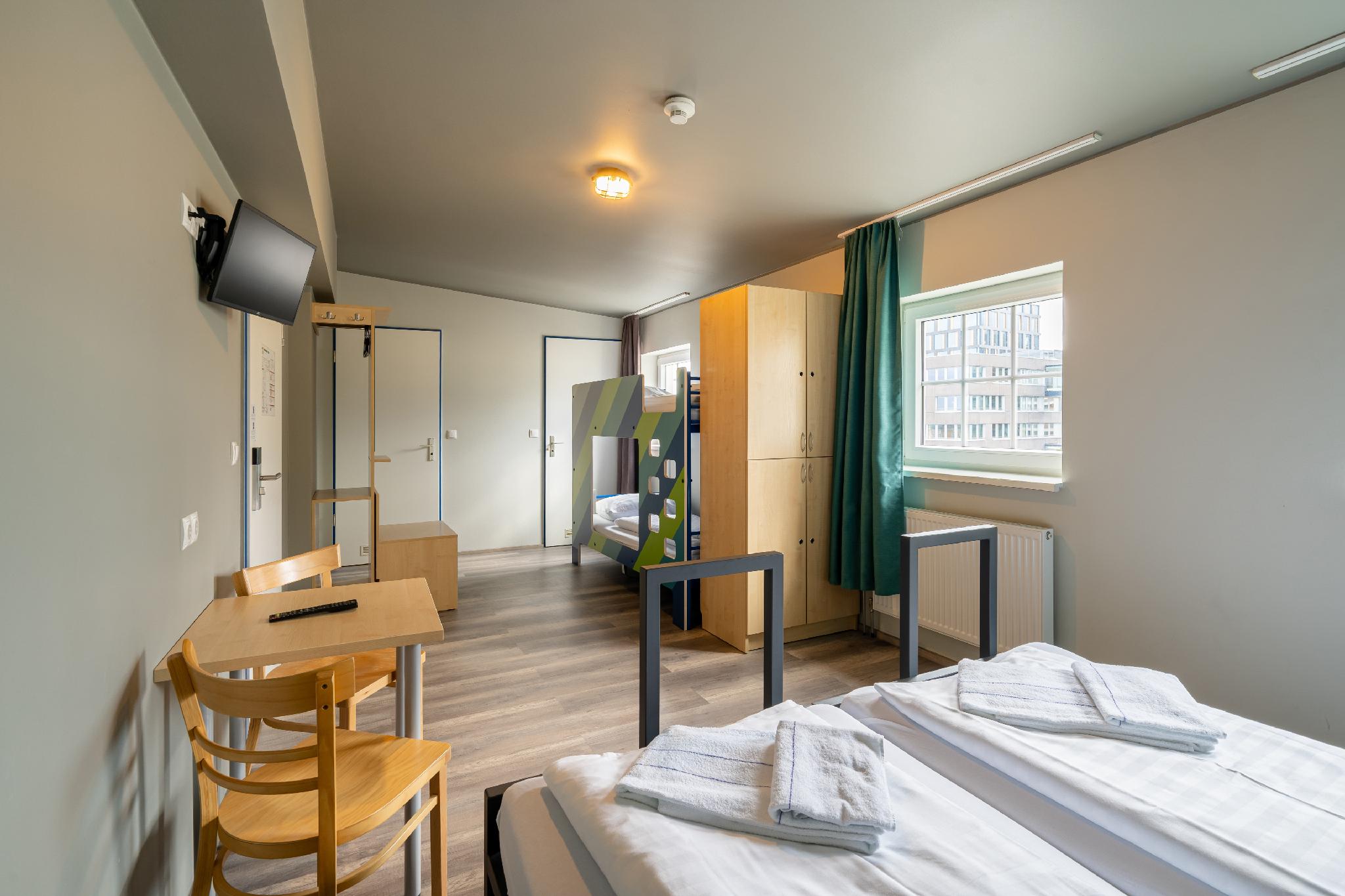 ROOM, QUADRUPLE