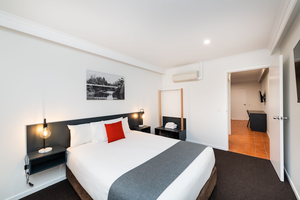 SUITE, QUEEN BED, KITCHEN