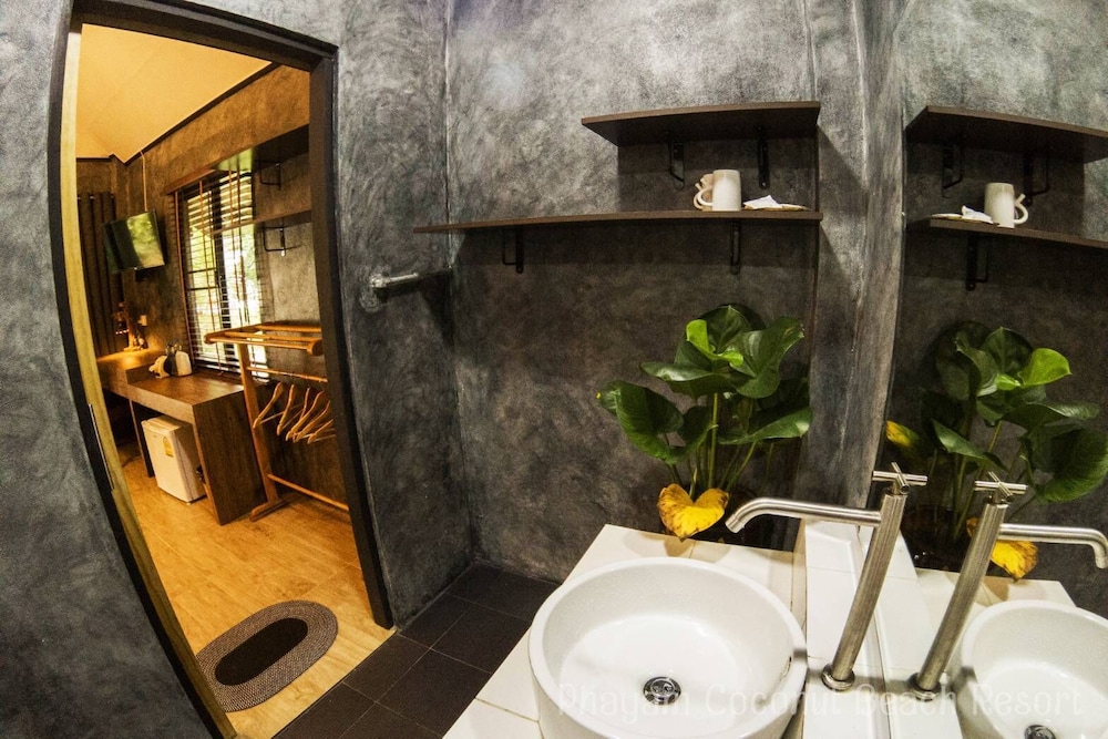 Phayam Coconut Beach Resort 50/50