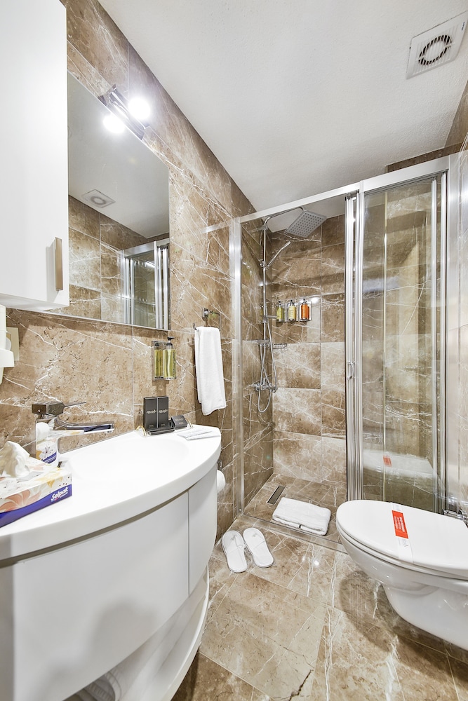Ayramin Deluxe Hotel 8/78