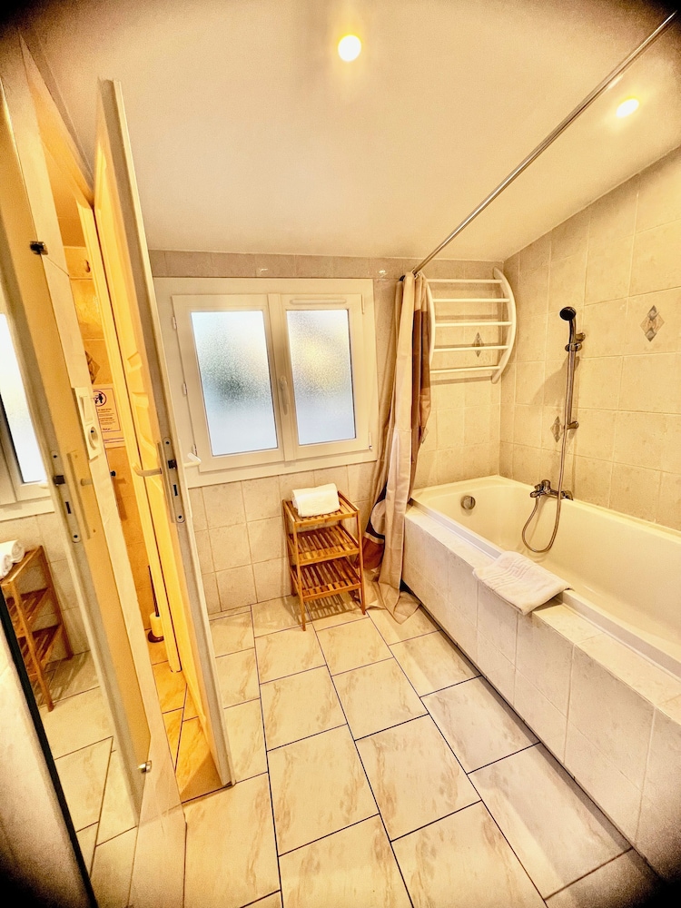 ROOM, TRIPLE, GARDEN FLOOR