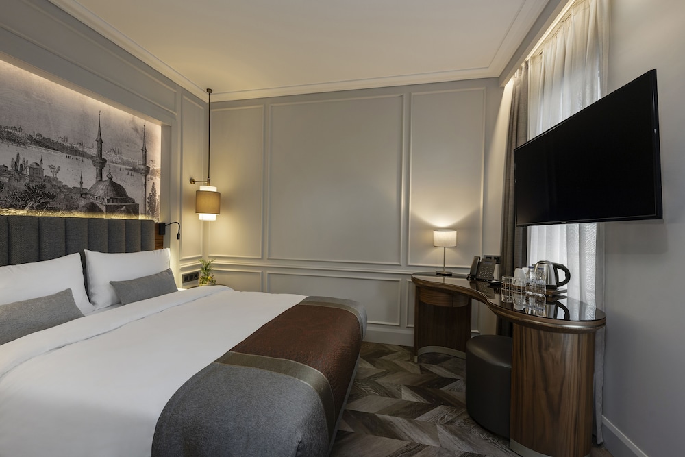 DELUXE, QUEEN BED, CITY VIEW, BALCONY