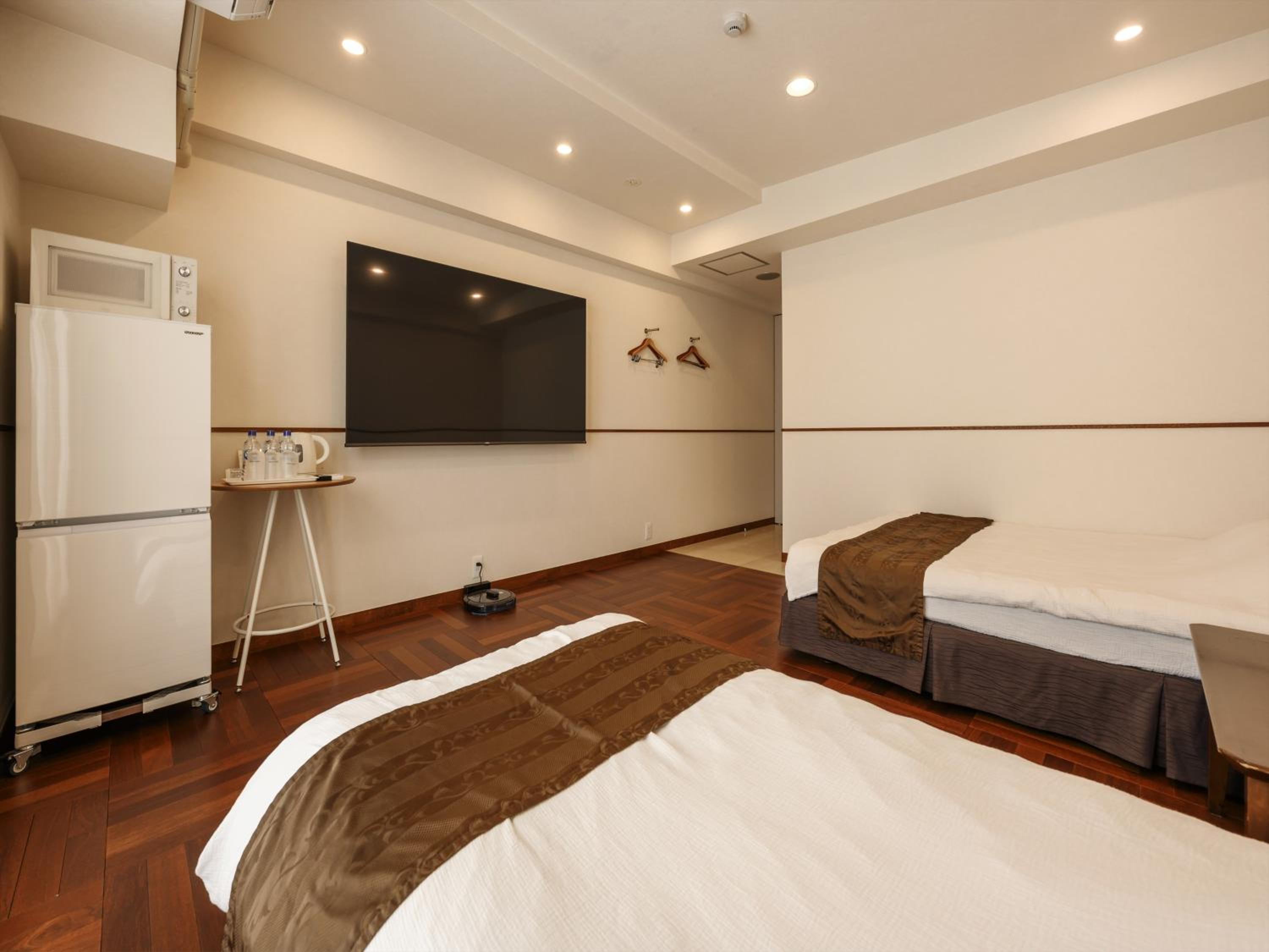 Theater, Twin Beds