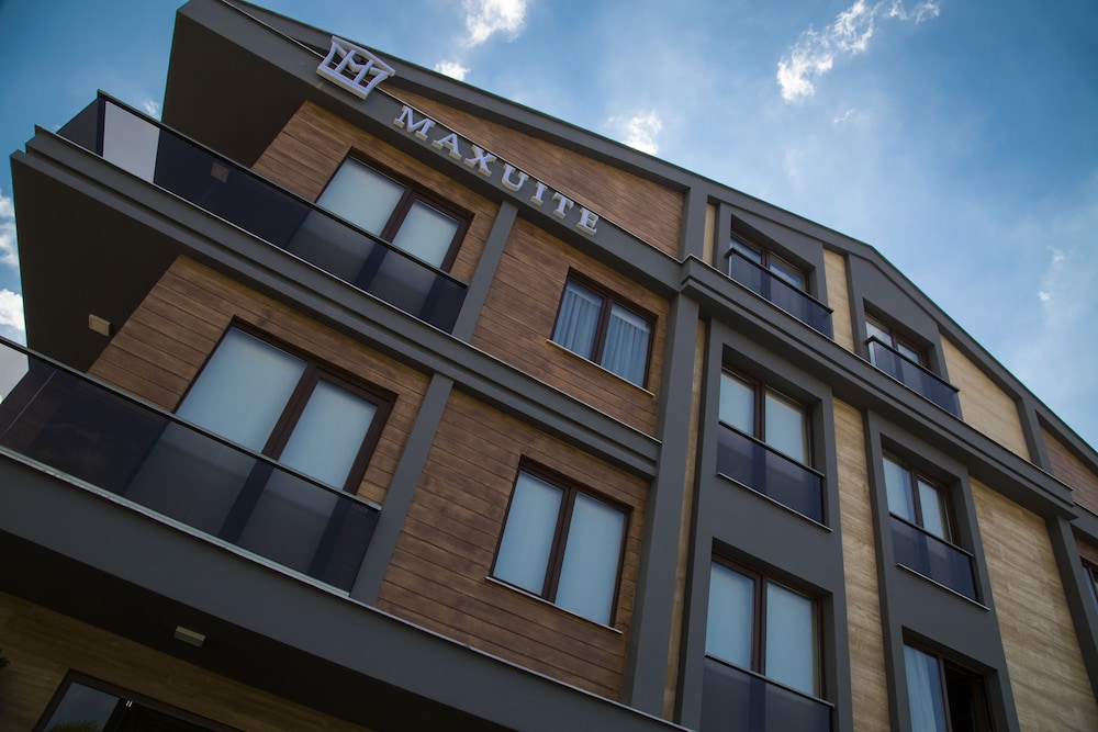 Maxuite Hotel In Home 2/37