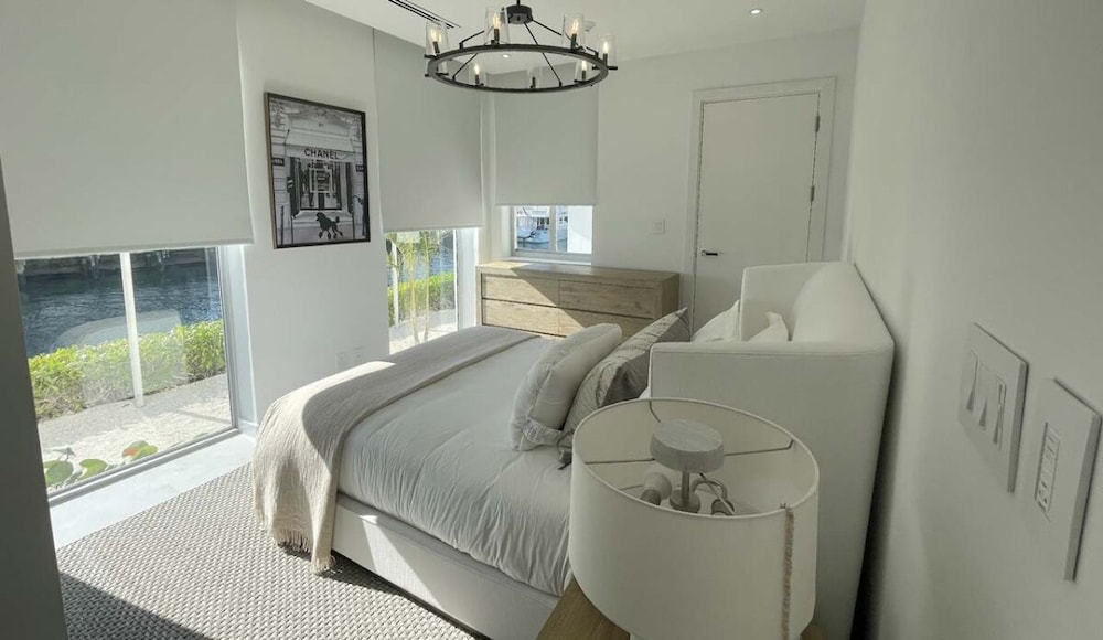 CONDO, LUXURY