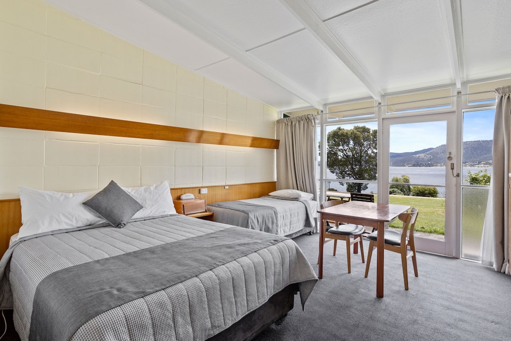 Riverfront Motel & Villas 16/78