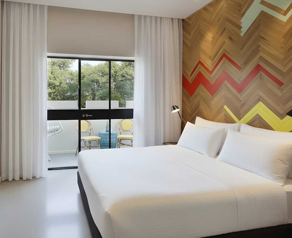 QUEEN BED