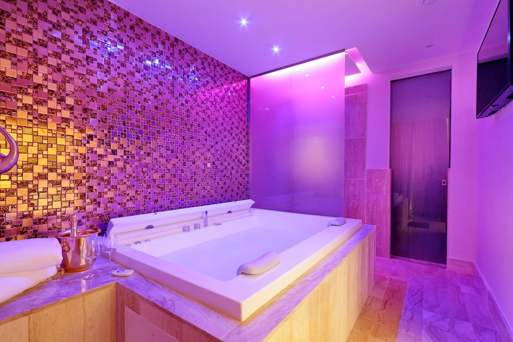 Spanish Diamond Luxury Suites & Jacuzzi 38/39
