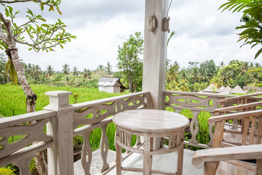 B Saya Villa And Restaurant 42/50