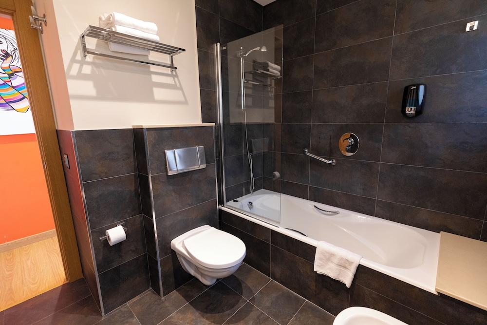 Maritimo Ris Hotel and Apartments 73/73