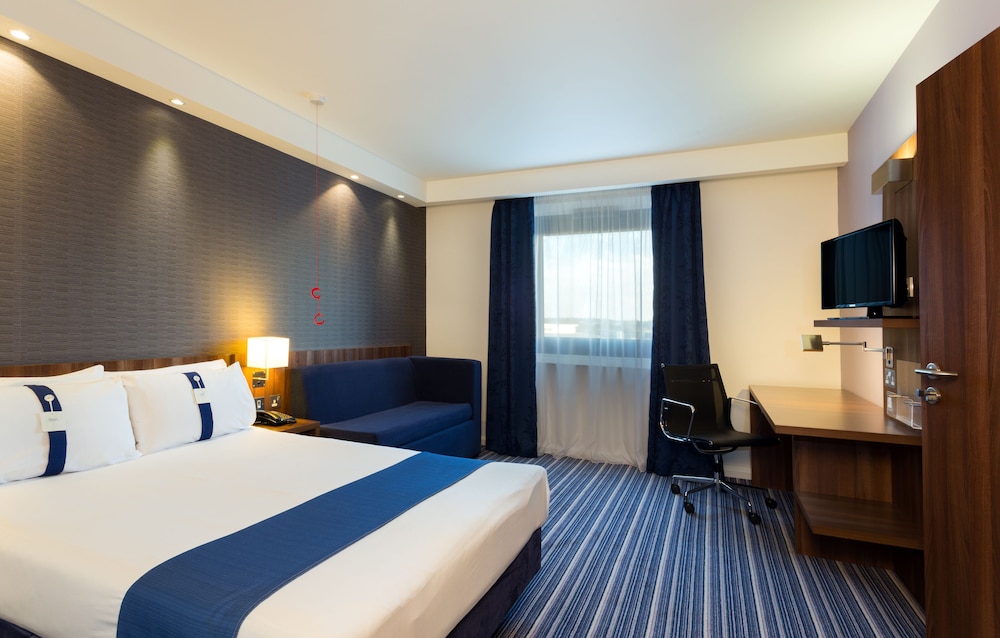 HOLIDAY INN EXPRESS HARLOW 22/74