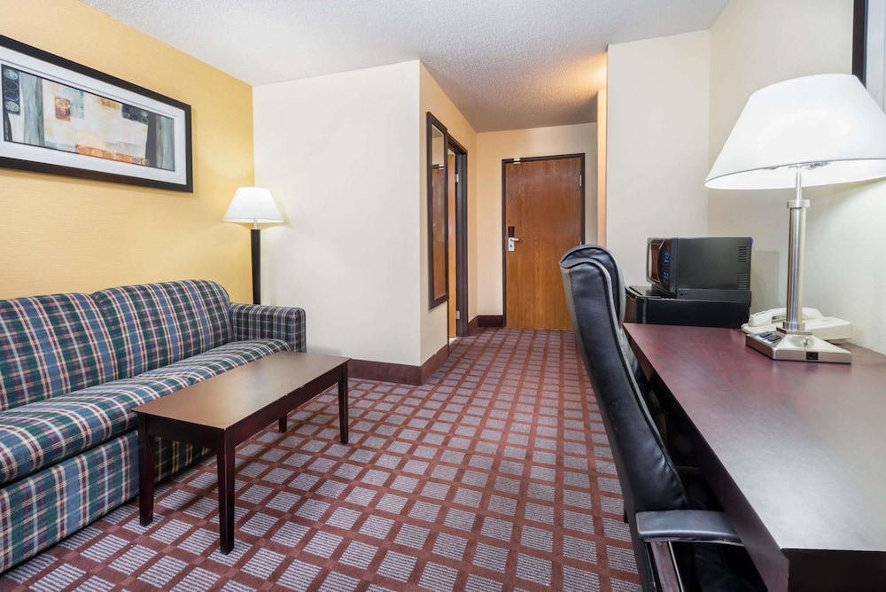 Super 8 by Wyndham Bloomington University Area 25/41