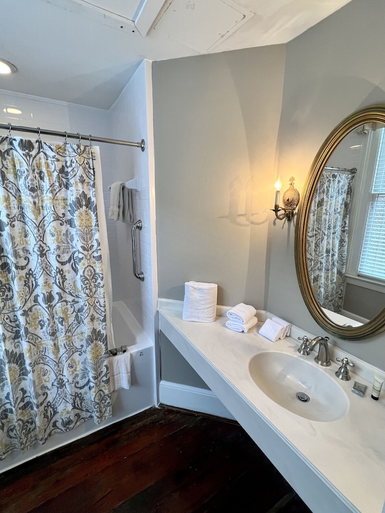 Barksdale House Inn 58/59