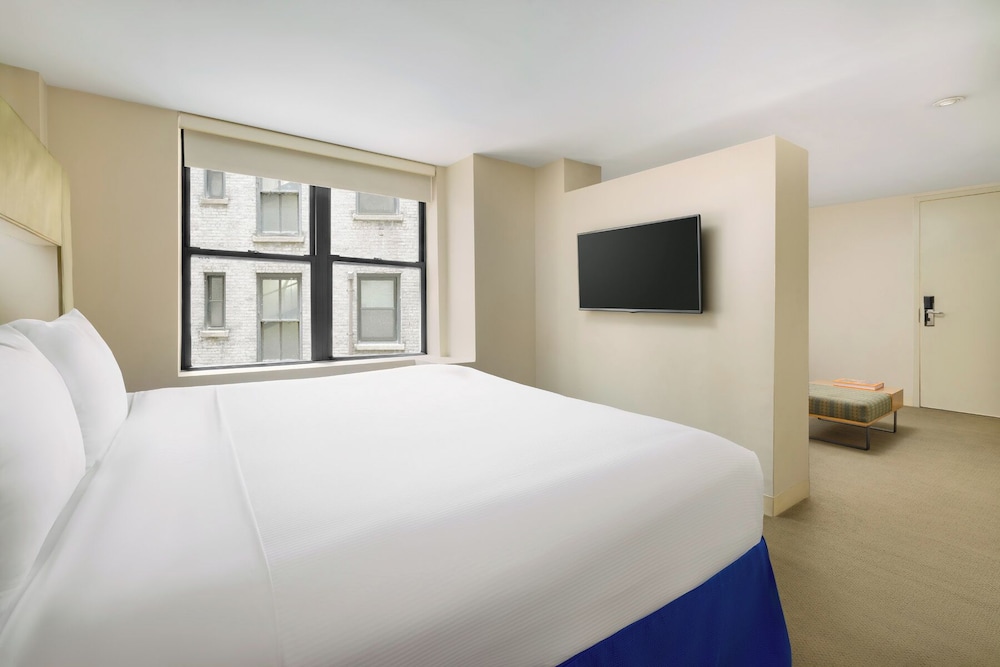 جناح جونيور بسرير كوين، The Shoreham Hotel 5/10