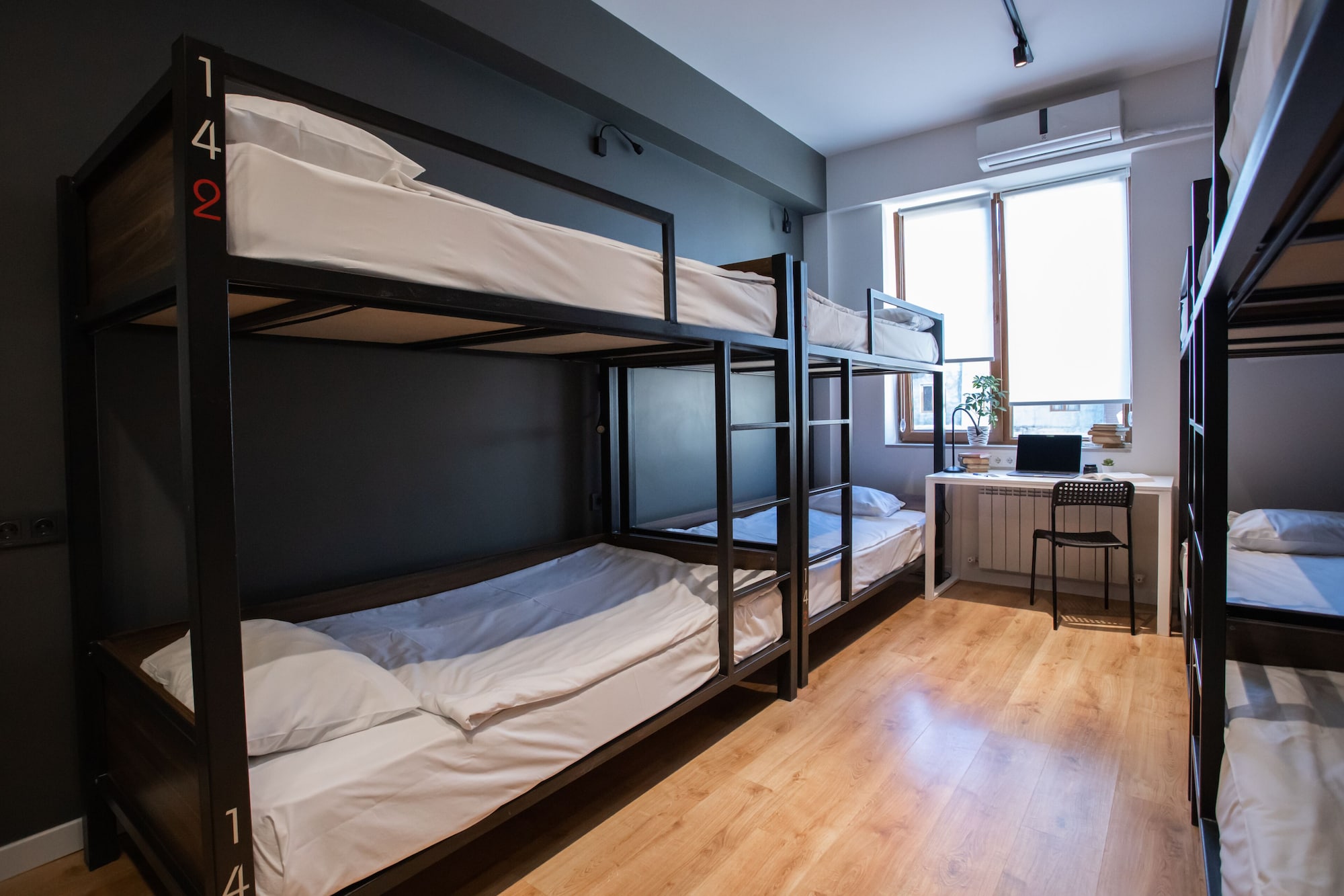MIXED DORM, 8 BEDS