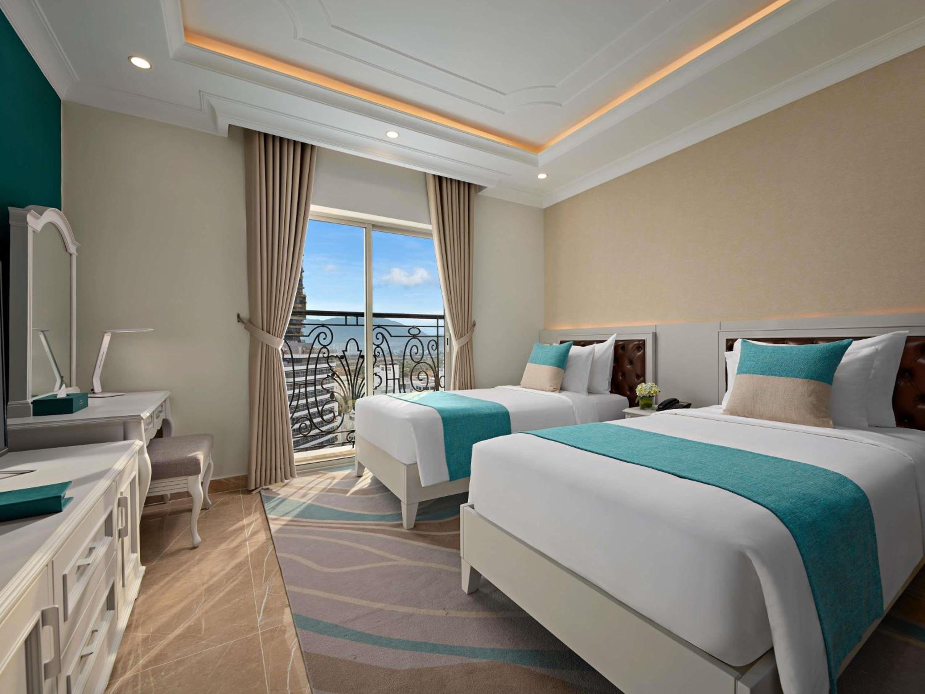CLASSIC, TWIN BEDS, CITY VIEW
