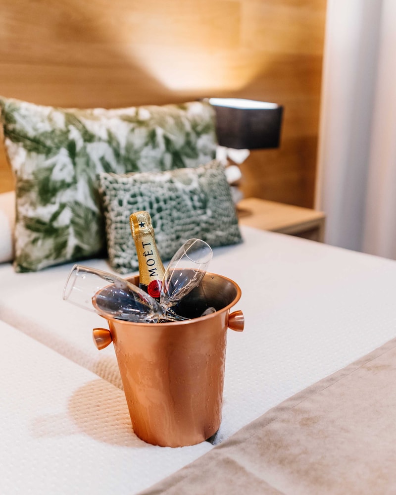 Ohasis Boutique Suites 20/50