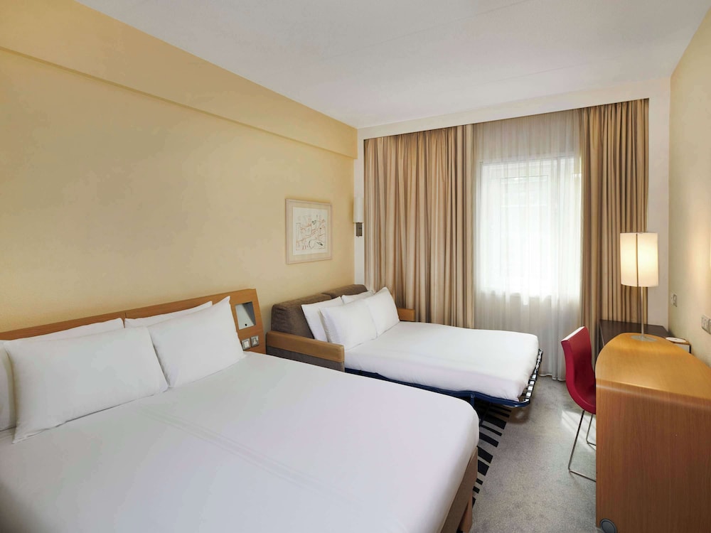 غرفة تنفيذية بسرير كوين مع أريكة