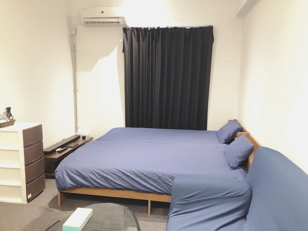 ROOM, TWIN BEDS