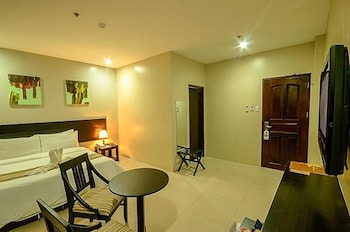 Holiday Suites Hotel Amp Resort 33/50
