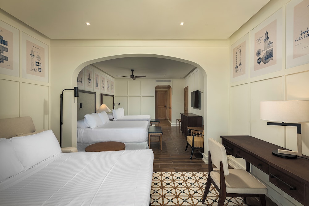 Junior Suite, King Bed, Water Park Side, Sofa, Corner