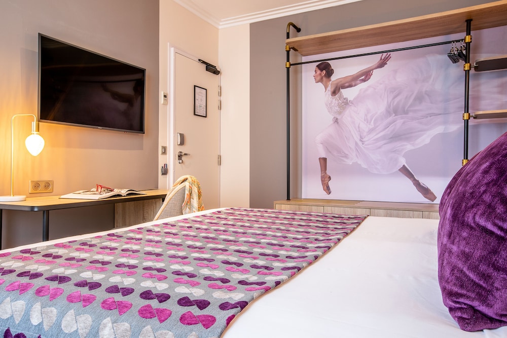 Hotel Nude Paris - Color Vision 17/81