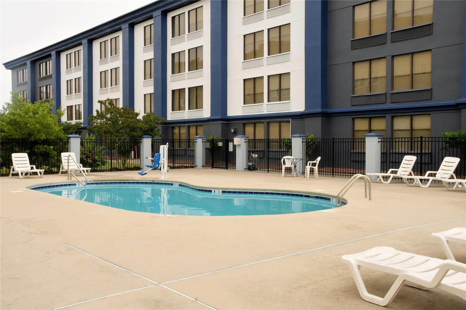Clarion Pointe Jacksonville near Camp Lejeune 2/4