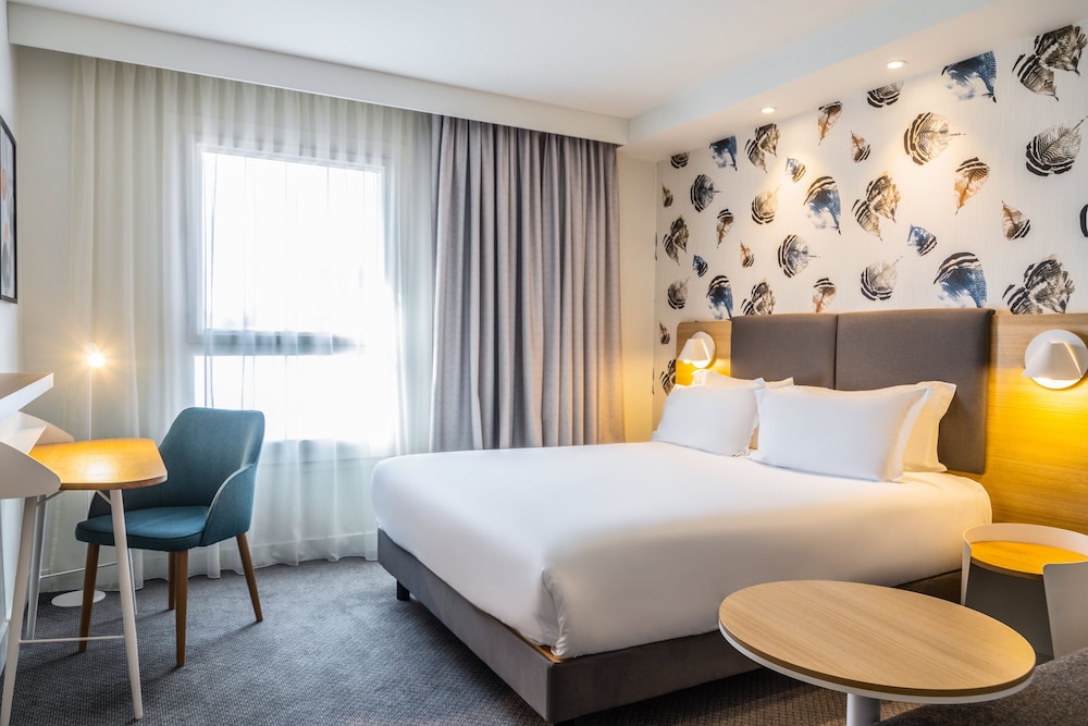 STANDARD, QUEEN BED, SOFA